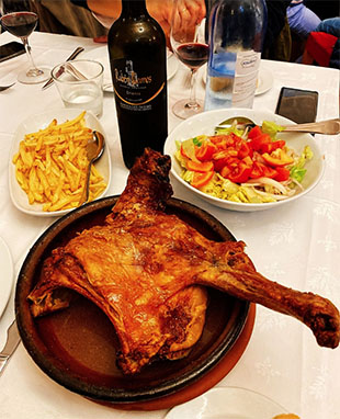 Cordero asado con guarnicione