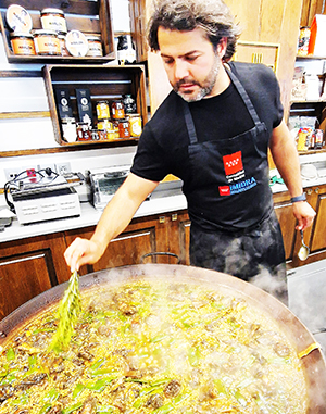 Omar Allibhoy 'peinando' la paella con romero