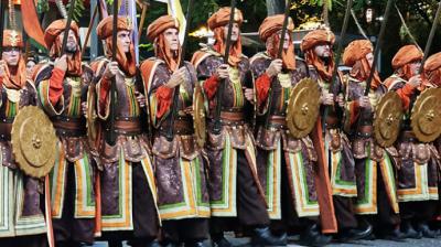 Moros y cristianos nunca se entendieron mejor que en su fiesta en Murcia