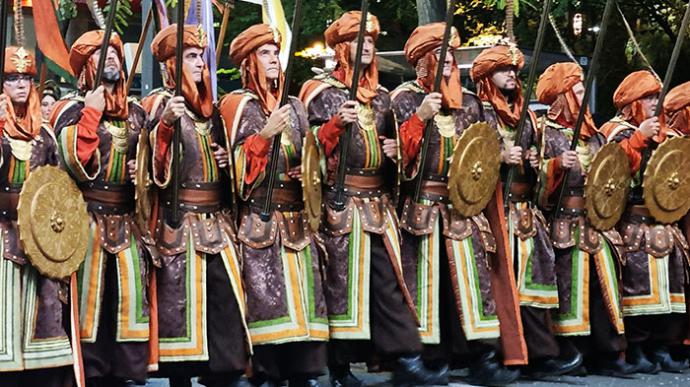 Moros y cristianos nunca se entendieron mejor que en su fiesta en Murcia