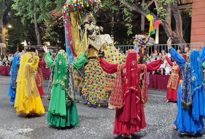 Moros y cristianos nunca se entendieron mejor que en su fiesta en Murcia