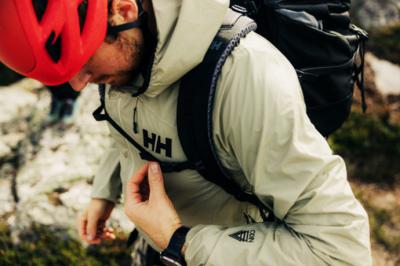 Protegerse del sol y de la montaña: las prendas técnicas que marcan la diferencia esta temporada