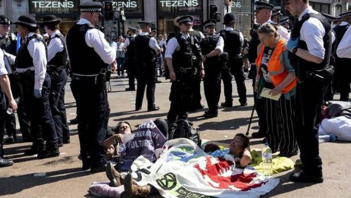 Más de 700 detenidos en una protesta ecologista en Londres