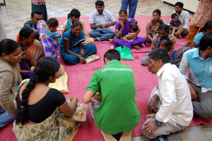 Fisioterapeutas andaluces y la Fundación Vicente Ferrer colaboran para mejorar la atención sanitaria en la India