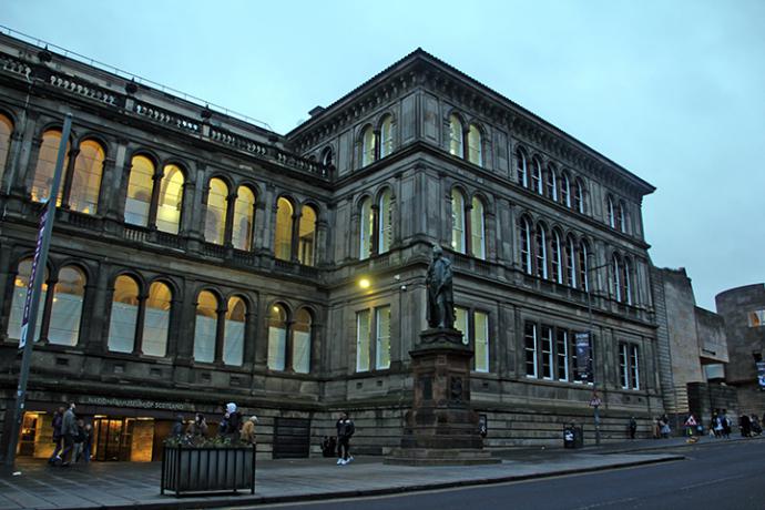 El Museo Nacional de Escocia es un museo de historia que une en el mismo lugar a un Tyrannosaurus Rex, joyas, obras de arte y a la oveja Dolly