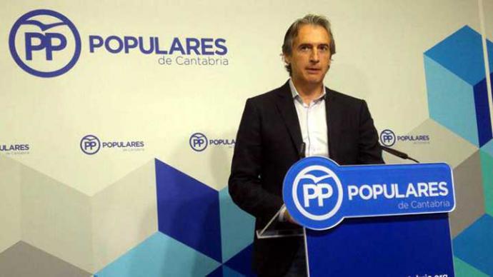 Íñigo de la Serna comparece ante los medios en la sede del PP de Cantabria. | R.V.