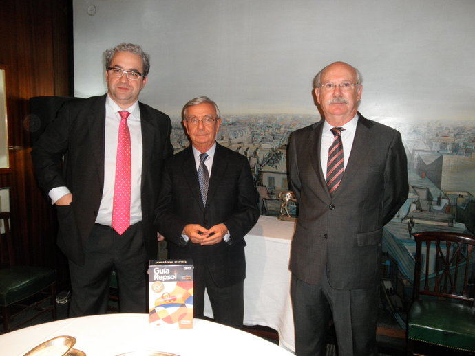 En la fotografía, Rafael Ánson, junto con Javier Hernández de Sande y Andrés Alonso, presidente y secretario de la Academia Cántabra de Gastronomía, en la presentación de la Guía Repsol.