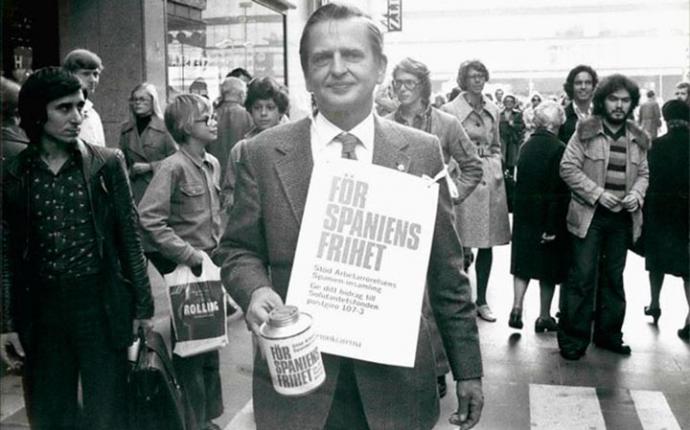 Primer Ministro Olof Palme con una hucha y un cartel colgando que ponía “Por la libertad en España”