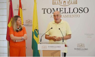 La Alcaldesa de Tomelloso, Inmaculada Jiménez, y Esteban Morales, el propietario del establecimiento,  Marisquería Virgen de las Viñas