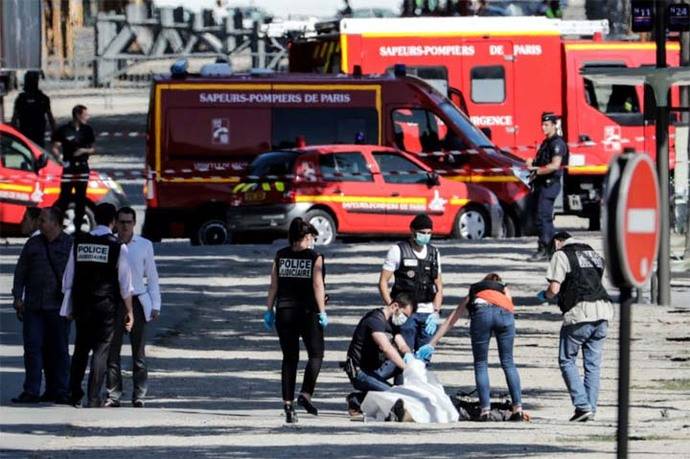 Hallan 'alijo de armas' en casa del asaltante de Campos Elíseos en París