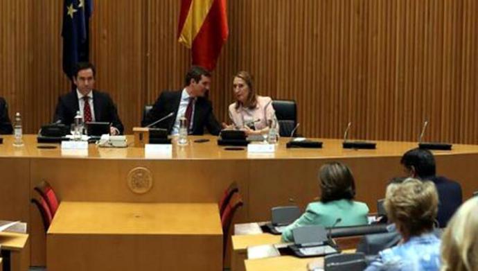 Casado pide a sus diputados y senadores 'liderar España desde la oposición'