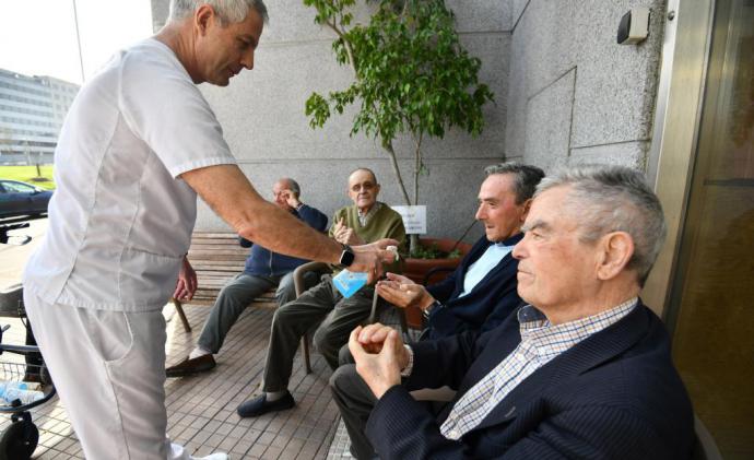 Personal de una residencia de mayiores, sion mascarilla en algún lugar de España (imagen de referencia)