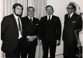 José Antonio Sierra junto con el director general de Relaciones Culturales, el Ministro irlandés de Educación y el Embajador de España en el día de la inauguración del Instituto Cultural Español el 11 de febrero de 1974.
