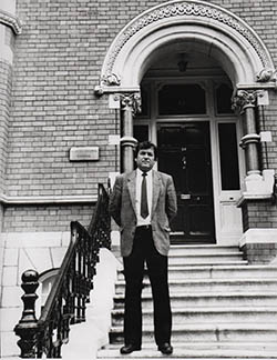 José Antonio Sierra en la puerta del ICE