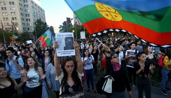 Chile: Palacio de la Moneda cierra sus puertas ante protestas por muerte de mapuche