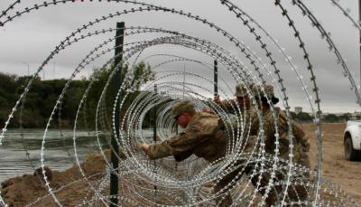 EE.UU. despliega kilómetros de alambrada en la frontera con México