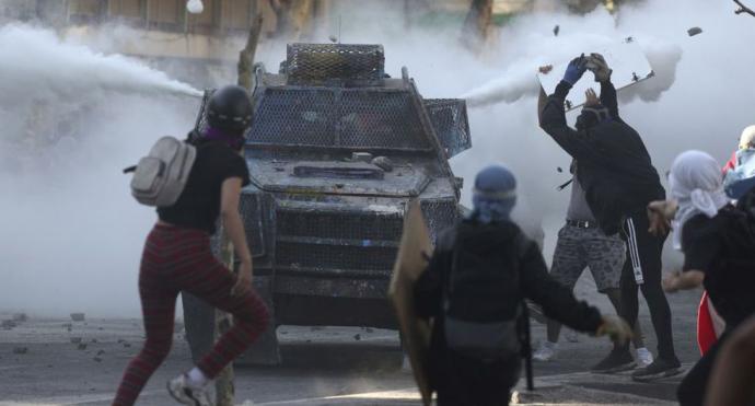 CHILE: Militares reprimen nuevas manifestaciones con tanquetas en la Plazade la Dignidad (ex Plaza Italia)