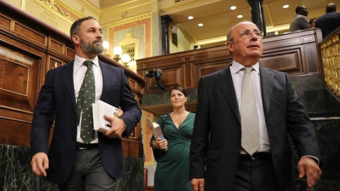 El presidente de Vox, Santiago Abascal, el diputado Ignacio Gil Lázaro, y la secretaria general del grupo parlamentario, Macarena Olona. ALBERTO CUÉLLAR/VOX - Archivo