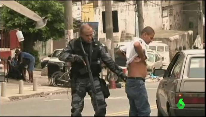 La poliñcia suele incurisonar con frecuencia en las favelas de Río