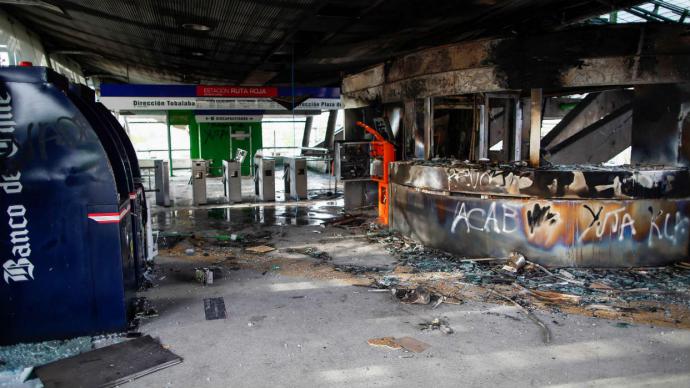 Una estación de Metro, destruida