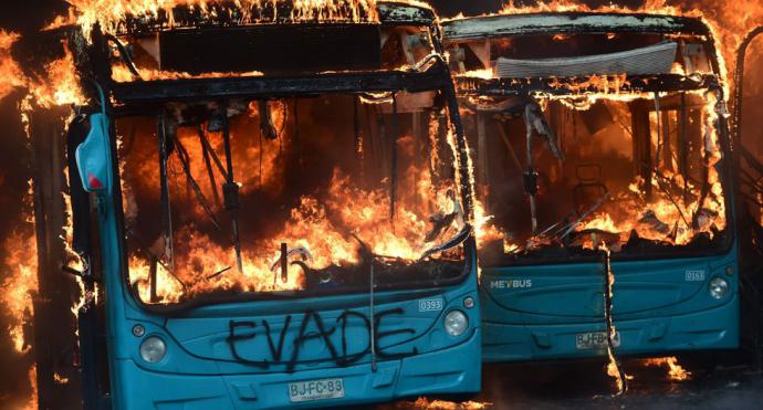 CHILE: Tres muertos y toque de queda en tres regiones por graves disturbios