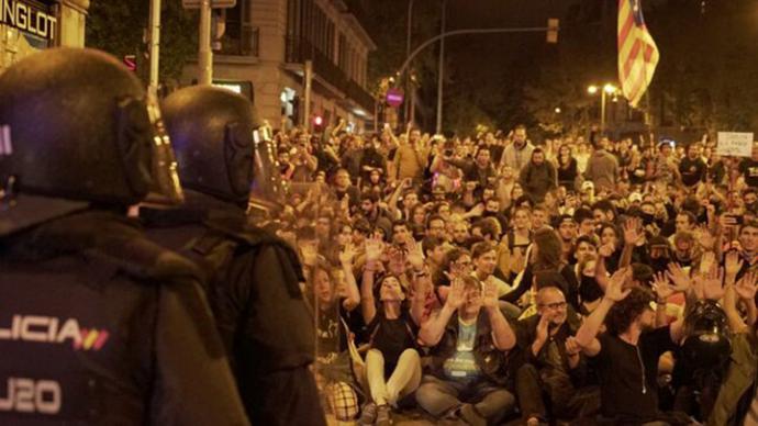 Miles de personas salen a la calle en Barcelona contra las actuaciones policiales tras una semana de altercados