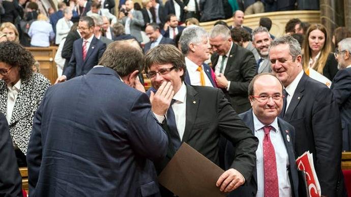 Puigdemont habla con Junqueras durante el pleno del Parlament del 10 de octubre ©SANDRA LÁZARO