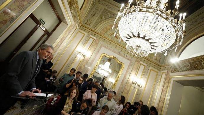 El portavoz  del gobierno,Íñigo Méndez de Vigo en una rueda de prensa