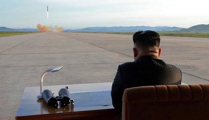 Kim Jong-un contemplando unja prueba balística (foto de archivo)