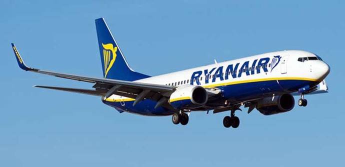 Ryanair intenta despistar en las redes: tergiversa qué dice la ley y omite el derecho a compensación