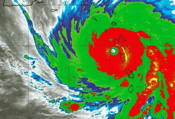 El huracán María, categoría 5, sobre las islas de Dominica y Montserrat. NASA