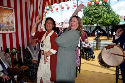 Una flamenca de bronce como homenaje a quienes viven y defienden el alma de Sevilla