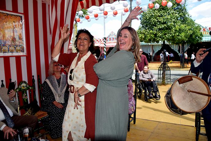 Una flamenca de bronce como homenaje a quienes viven y defienden el alma de Sevilla
