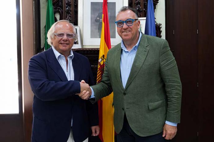 - El consejero de Turismo y Andalucía Exterior de la Junta de Andalucía, Arturo Bernal, (a la dcha. en la imagen) y el presidente del Instituto para la Calidad Turística Española y la Sostenibilidad (ICTES), Miguel Mirones