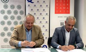 Miguel Mirones, (i) presidente del ICTES, y José Antonio Aparicio, presidente de Hostelería Madrid