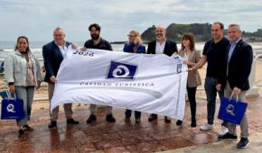 Las playas de Ribadesella y Llanes reciben las banderas Q de Calidad Turística