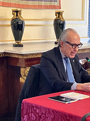 Luis Alberto De Cuenca recibe el premio de Poesía Reina Sofía en Palacio Real