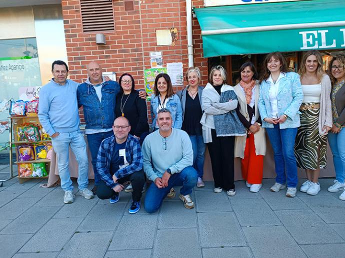 Una docena de escritores se dieron cita en la Feria del Libro “El Concejero” de Cabezón de la Sal