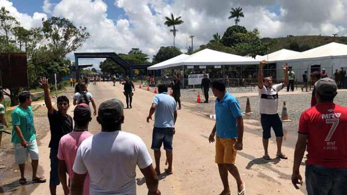 Brasileños atacan campamento de migrantes venezolanos en Roraima