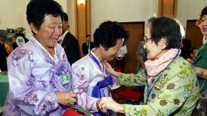 Familias de las dos Coreas se reúnen 65 años después y en plena distensión