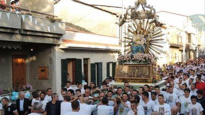 La  Virgen se inclinó frente a la casa del padrino Giuseppe Mazzagatti, en Oppido Mamertina