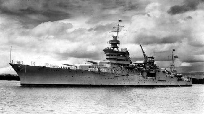 Imagen lanzada por la marina de guerra de los EEUU muestra el crucero pesado Portland-clase USS Indianapolis en Pearl Harbor en 1937.