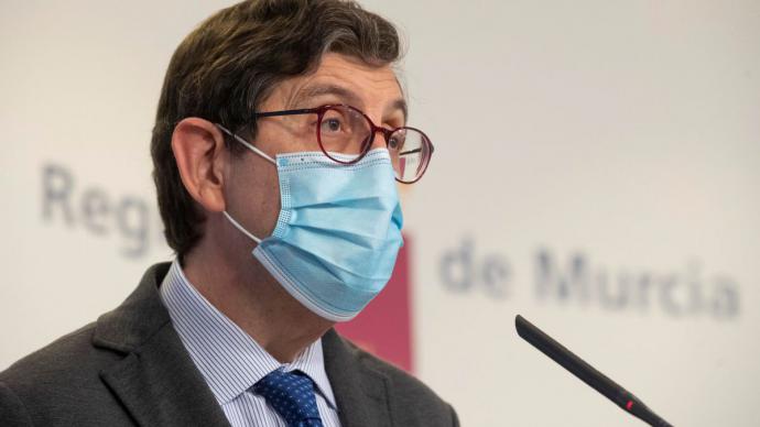 El consejero de Murcia que se coló en la vacunación y otras carreras políticas que arruinó la COVID-19