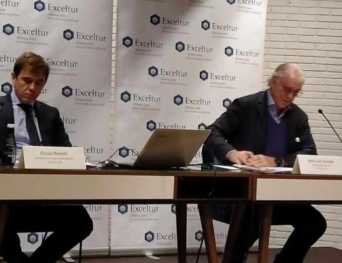 Óscar Perelli, director de estudios de Exceltur, y José Luis Zoreda, vicepresidente ejecutivo de la agrupación, en la rueda de prensa celebrada ayer en Madrid.