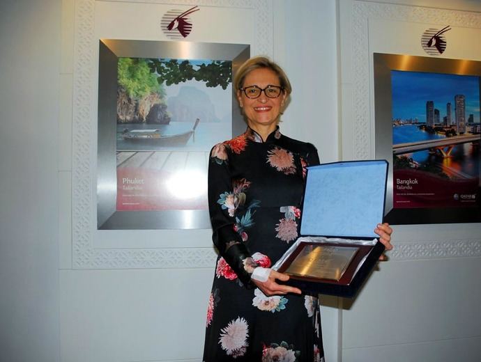 Marimar Laveda, Directora General de Qatar Airways para España, con la placa entregada por FEPET (Foto: Juan Ignacio Vera)