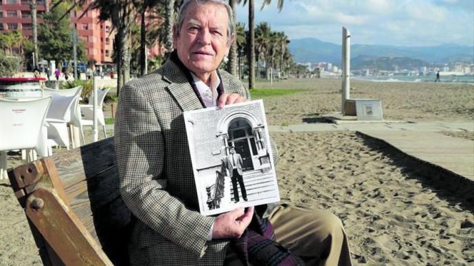 José Antonio Sierra, esta semana en la playa de Huelin, con una foto como director del Instituto Cultural Español de Dublín. ÁLEX ZEA 