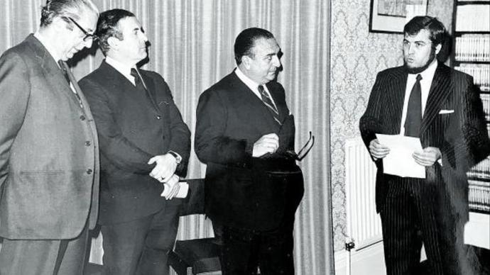 José Antonio Sierra, en la inauguración oficial del instituto, que no tuvo lugar hasta 1974. El primero por la izquierda es el malagueño Joaquín Juste Cestino, embajador de España en Irlanda. ARCHIVO J.A.SIERRA 