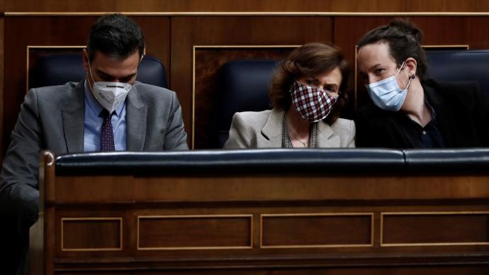 Pedro Sánchez y los vicepresidentes Carmen Calvo y Pablo Iglesias durante un Pleno en el Congreso. 