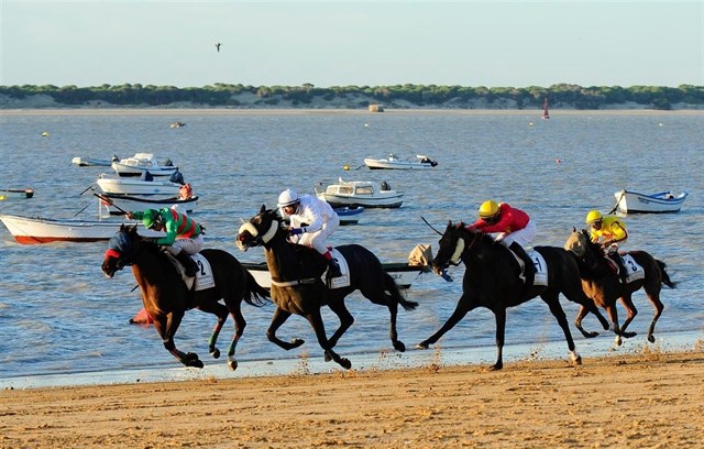 173 veranos galopando en las playas de Sanlúcar de Barrameda