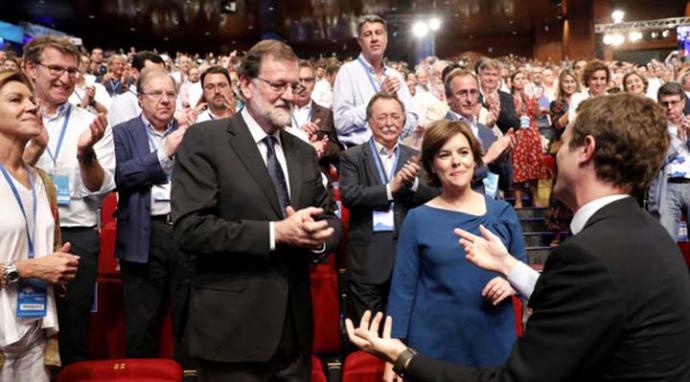 Casado saluda a Rajoy ya como presidente del PP. MARTA JARA